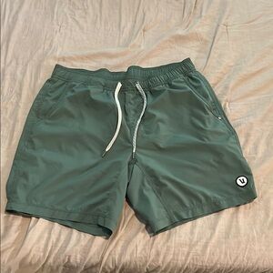 Men's Vuori Kore Short. Size L. Green. Liner (7”)